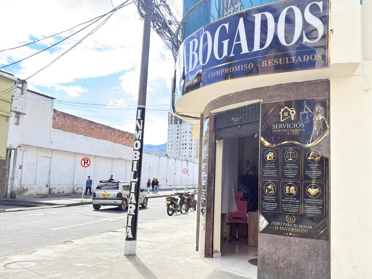 Entrada de la oficina con el aviso de servicios inmobiliarios